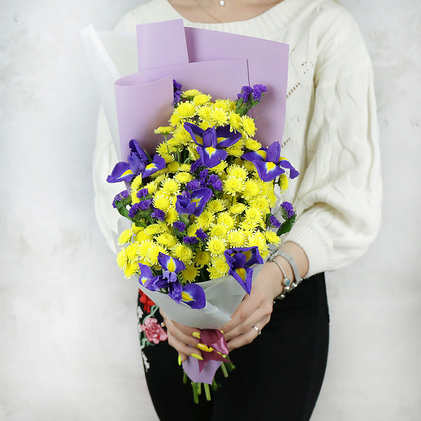Изображение товара Букет из желтых хризантем и ирисов - свежий подарок для любого праздника