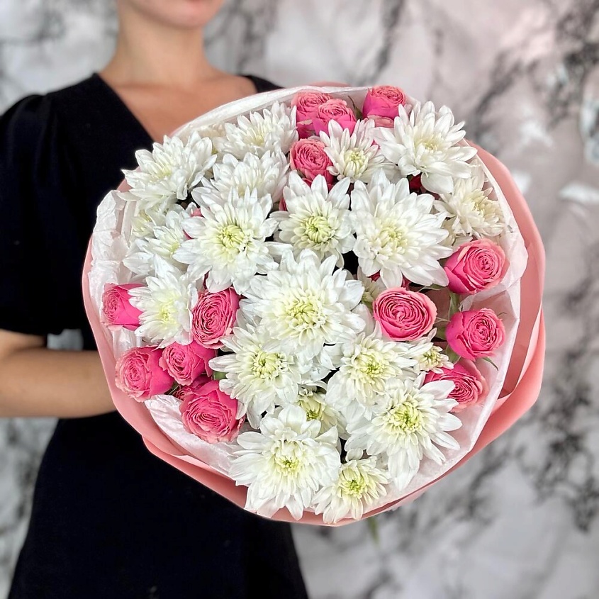 Изображение товара Пионовидная и ягодная кустовая роза с хризантемой букет свежих цветов