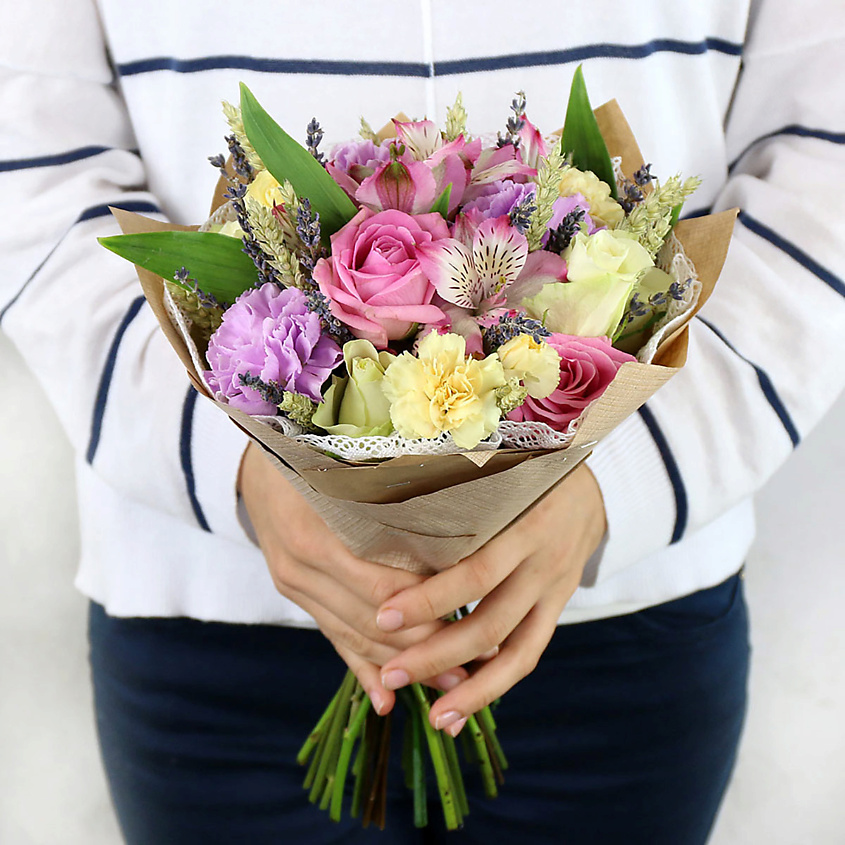 Изображение товара Букет из роз и гвоздики с пшеницей в крафте - нашли идеальный подарок