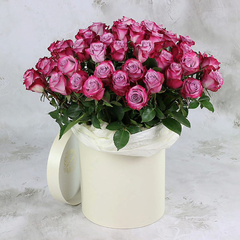 Изображение товара Букет из 51 розово-сиреневой розы 60 см в шляпной коробке