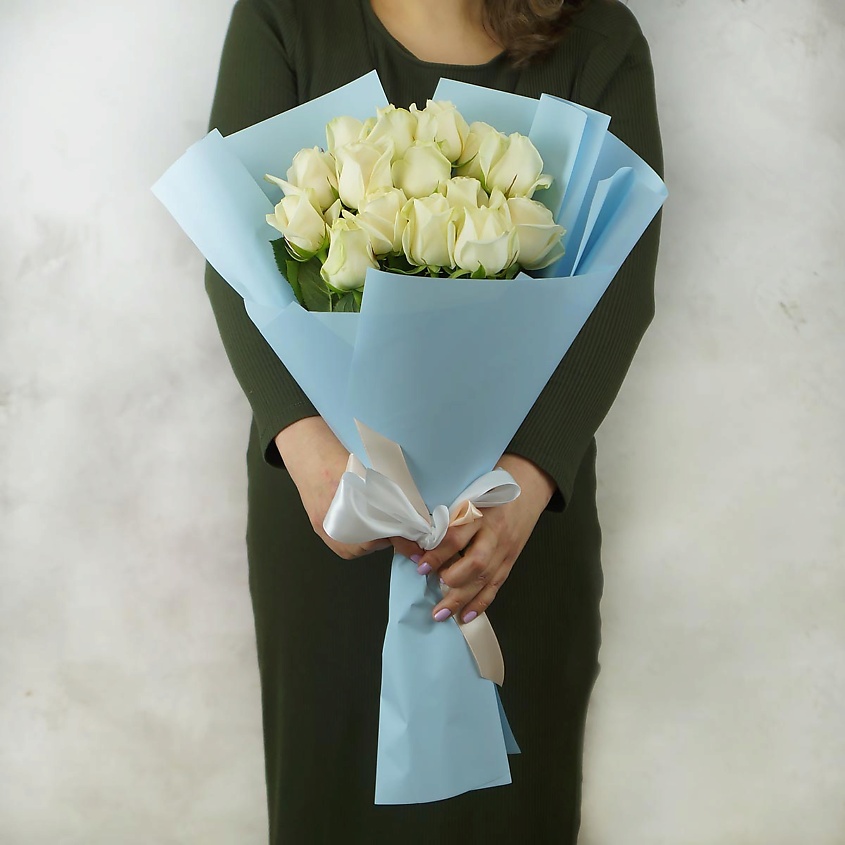 Изображение товара Букет из 15 белых роз в упаковке длина 60 см Россия