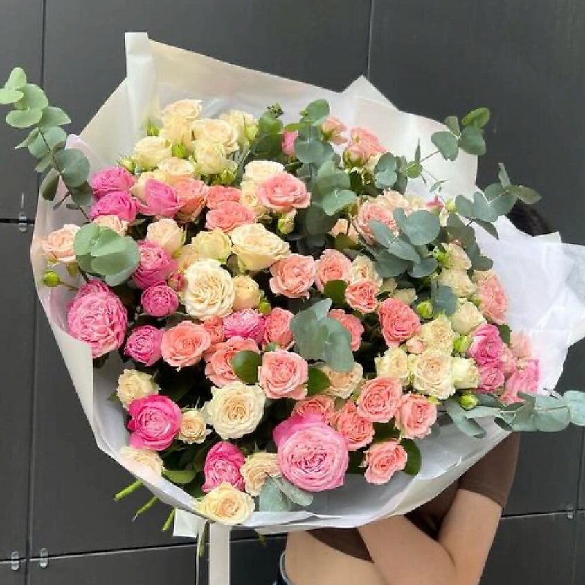 Изображение товара CHALET GREEN Сочный букет кустовых премиальных роз с эвкалиптом / большой букет цветов с доставкой, 1 шт.