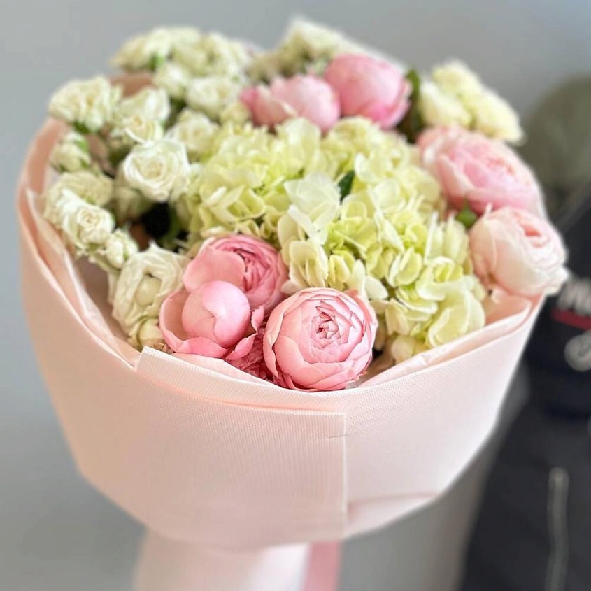 Изображение товара Цветочный букет Chalet Green из гортензии и пионовидных роз 1 шт