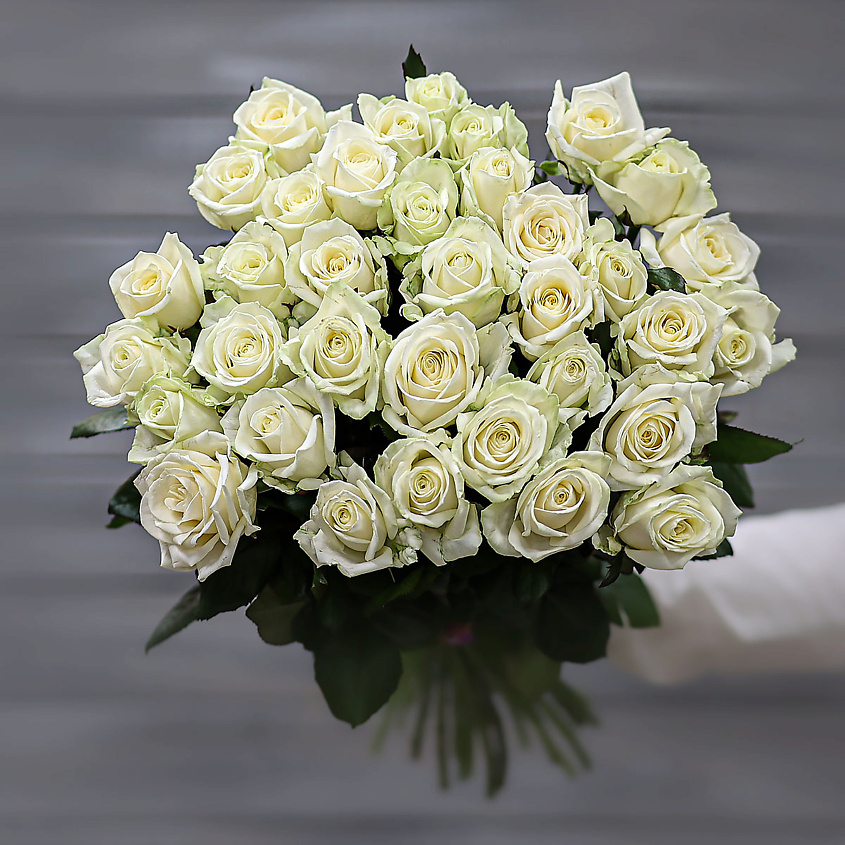 Изображение товара БУКЕТ МАРКЕТ ДАРИТЕ С УДОВОЛЬСТВИЕМ Букет из 35 белых роз (Россия) с лентой 60 см, 1 шт.