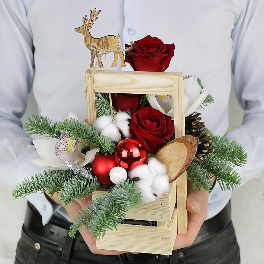 Изображение товара БУКЕТ МАРКЕТ ДАРИТЕ С УДОВОЛЬСТВИЕМ Новогодняя композиция из ёлки, роз, орхидей и хлопка с вставками, 1 шт.