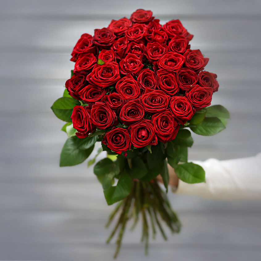 Изображение товара БУКЕТ МАРКЕТ ДАРИТЕ С УДОВОЛЬСТВИЕМ Букет из 35 красных роз (Россия) с лентой 50 см, 1 шт.