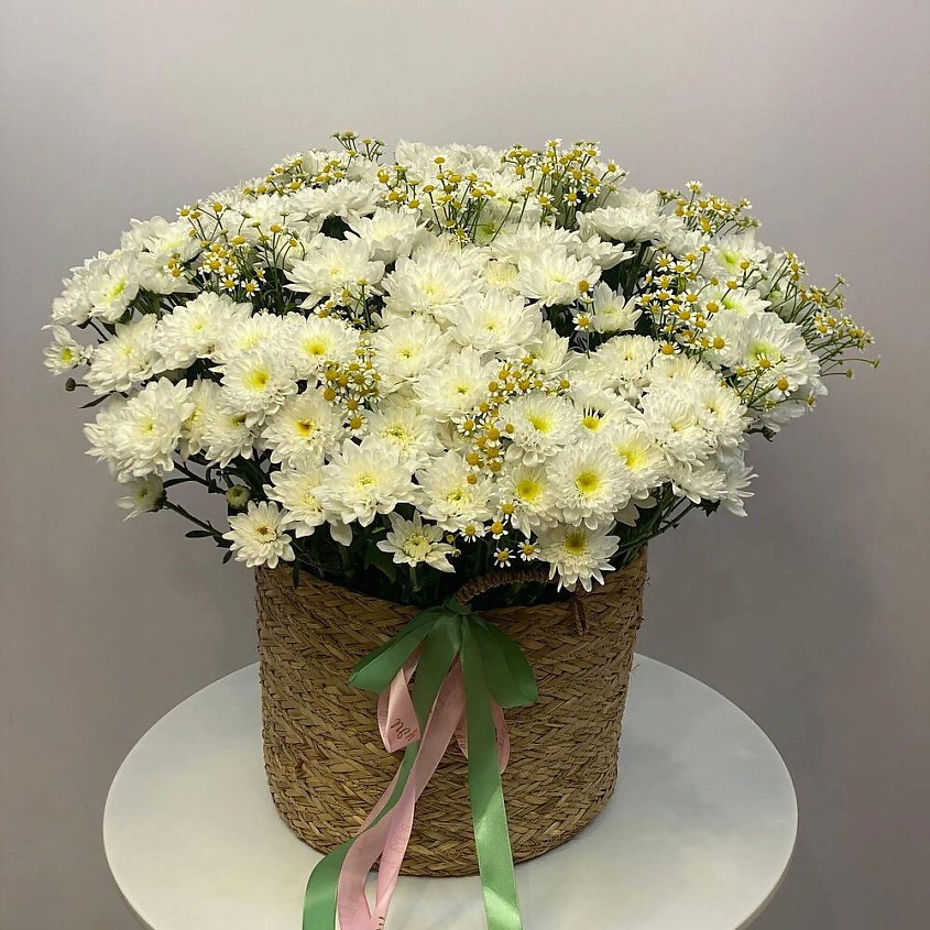 Изображение товара Корзина с кустовой хризантемой и ромашками от Chalet Green