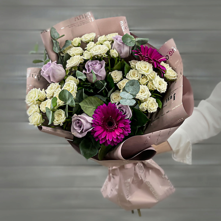 Изображение товара БУКЕТ МАРКЕТ ДАРИТЕ С УДОВОЛЬСТВИЕМ Букет из сиреневых и белых роз с герберами, 1 шт.