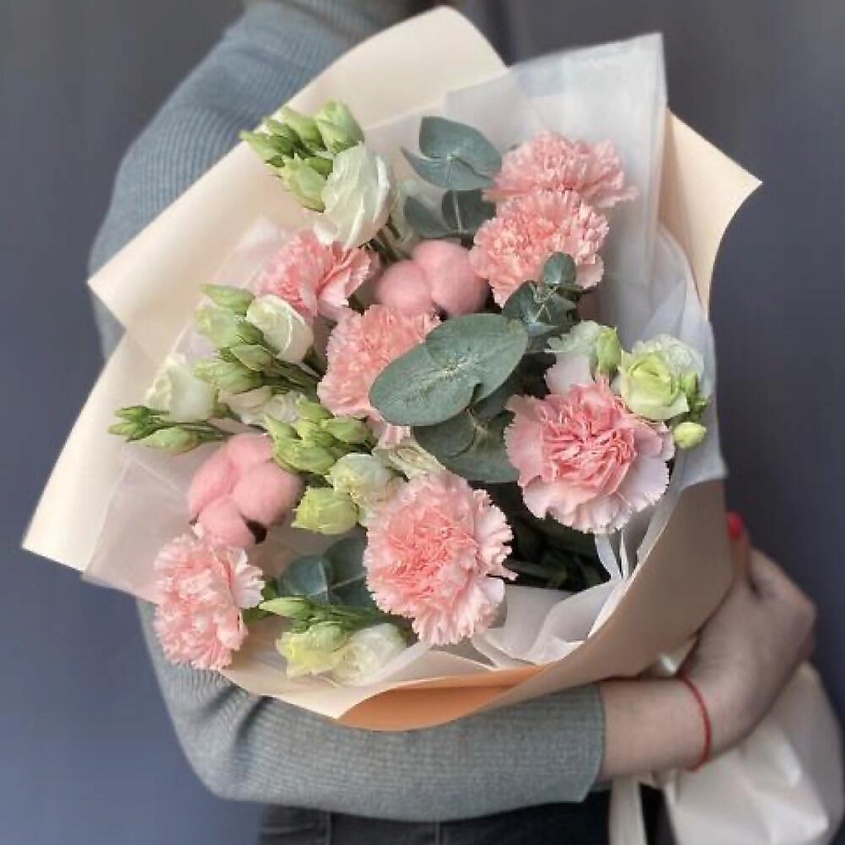 Изображение товара Розовые диантусы с лизиантусом и эвкалиптом в дизайнерской упаковке