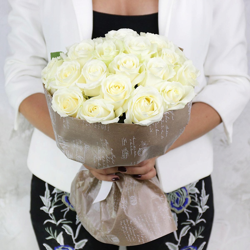 Изображение товара Букет из 21 белых роз высотой 60 см от Букет Маркет