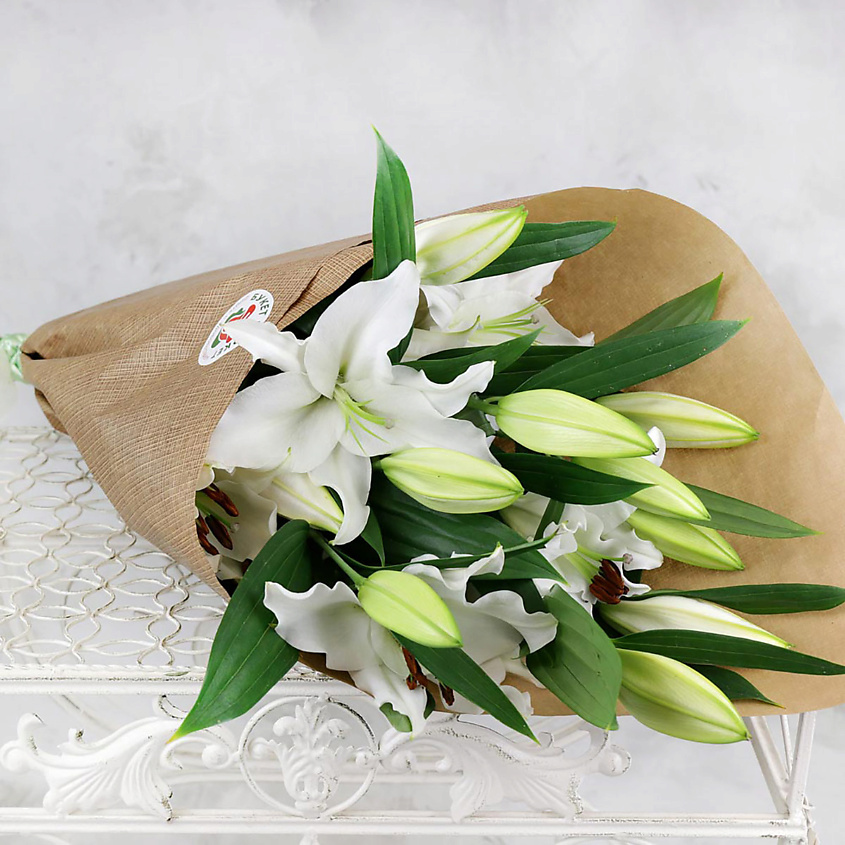 Изображение товара БУКЕТ МАРКЕТ ДАРИТЕ С УДОВОЛЬСТВИЕМ 5 белых восточных лилий в крафте, 1 шт.