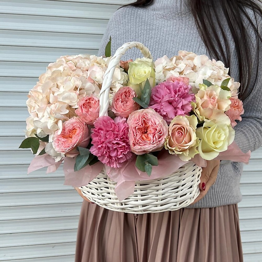 Изображение товара Букет из пионовидных роз гортензий и эвкалипта в корзине от Chalet Green