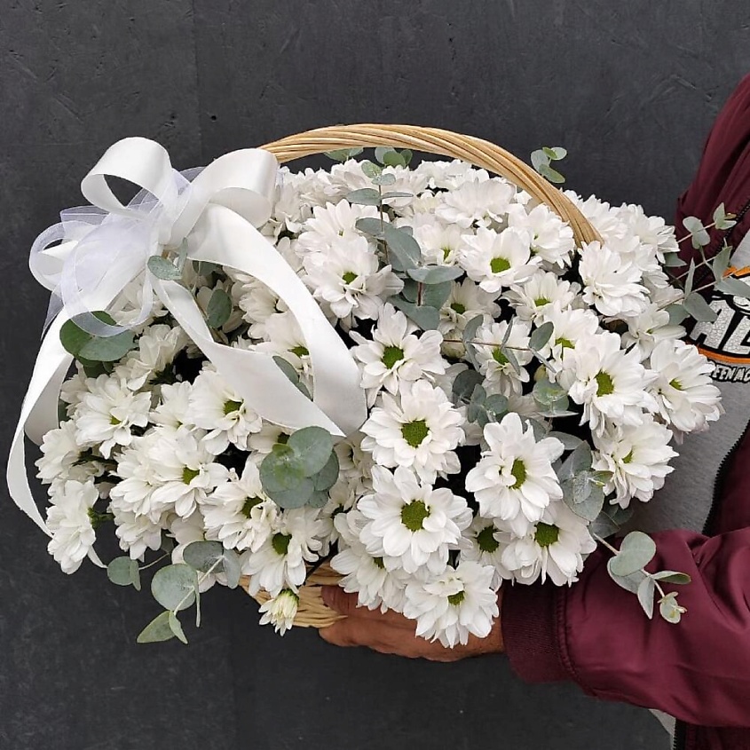 Изображение товара Корзина с белыми хризантемами и эвкалиптом от Chalet Green