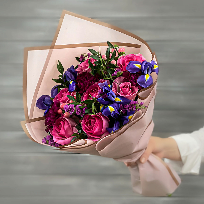 Изображение товара Букет из гвоздик, роз и ирисов с уходом, длительность до 2 недель
