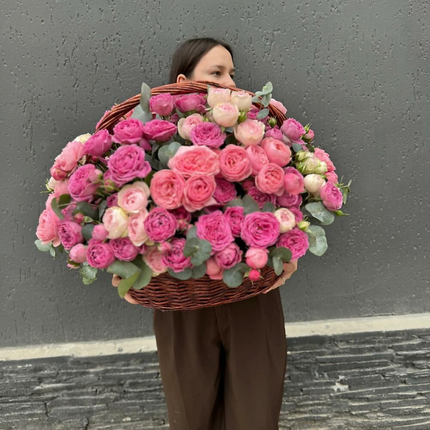 Изображение товара CHALET GREEN Кустовые пионовидные розы с эвкалиптом в корзине, 1 шт.