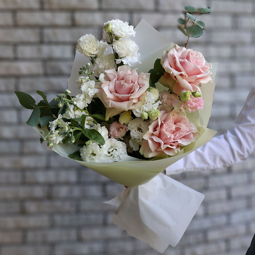 Изображение товара Букет с французскими розами - идеальный подарок для важных событий