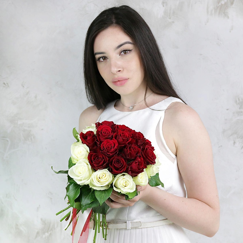 Изображение товара Букет невесты из красных и белых роз 1 шт. с уходом и средством Хризалом