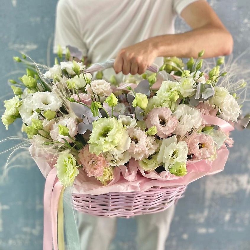 Изображение товара CHALET GREEN Корзина с эустомой - Быстрый и красивый букет для любого повода