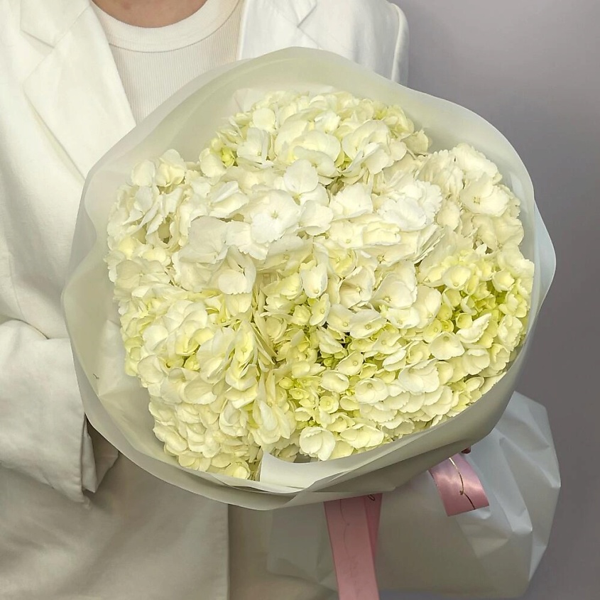 Изображение товара Букет из 5 белых гортензий Chalet Green с дизайнерской упаковкой