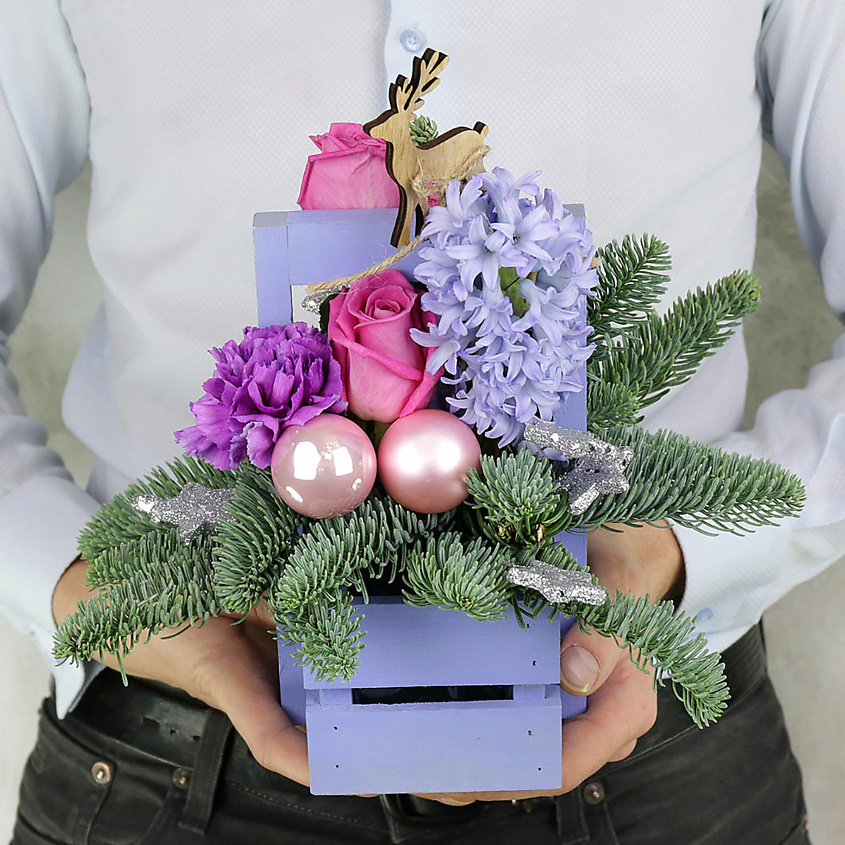 Изображение товара Новогодняя композиция из ёлки, гиацинтов, роз и гвоздик в ящике, 1 шт.
