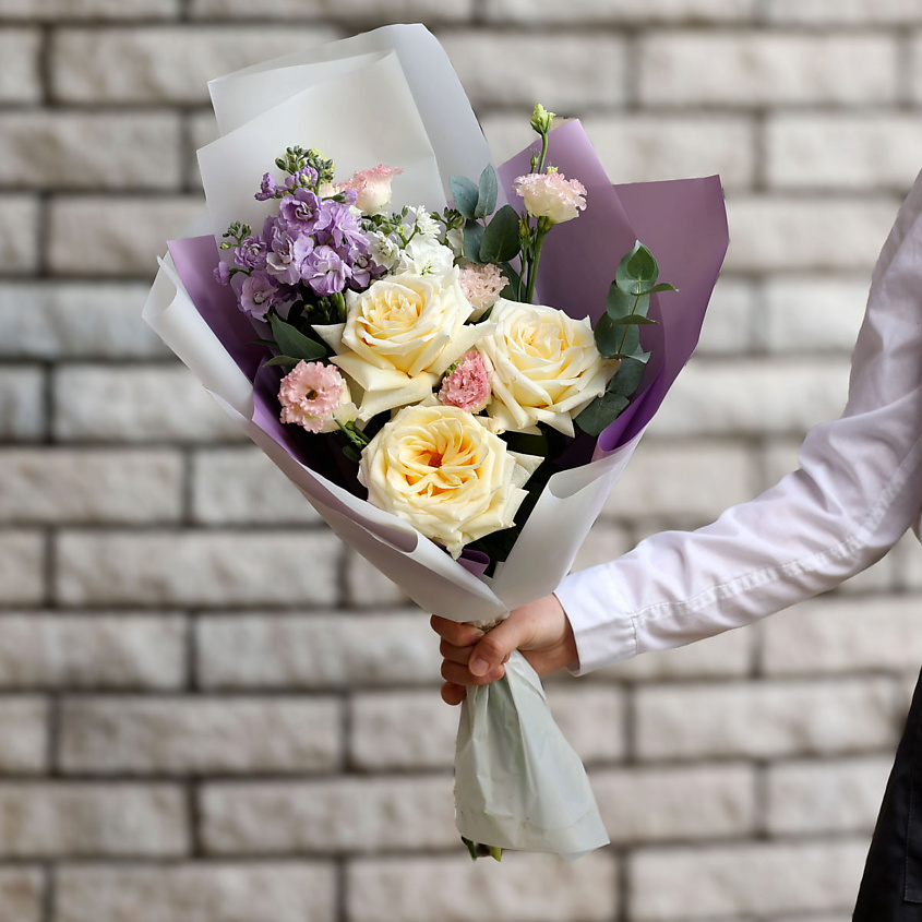 Изображение товара БУКЕТ МАРКЕТ ДАРИТЕ С УДОВОЛЬСТВИЕМ Букет из роз, маттиол и лизиантуса, 1 шт.