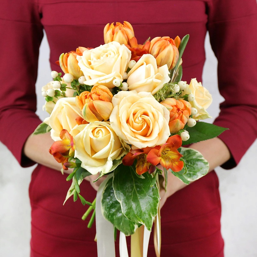 Изображение товара Букет из роз, фрезий и капса - идеальный подарок