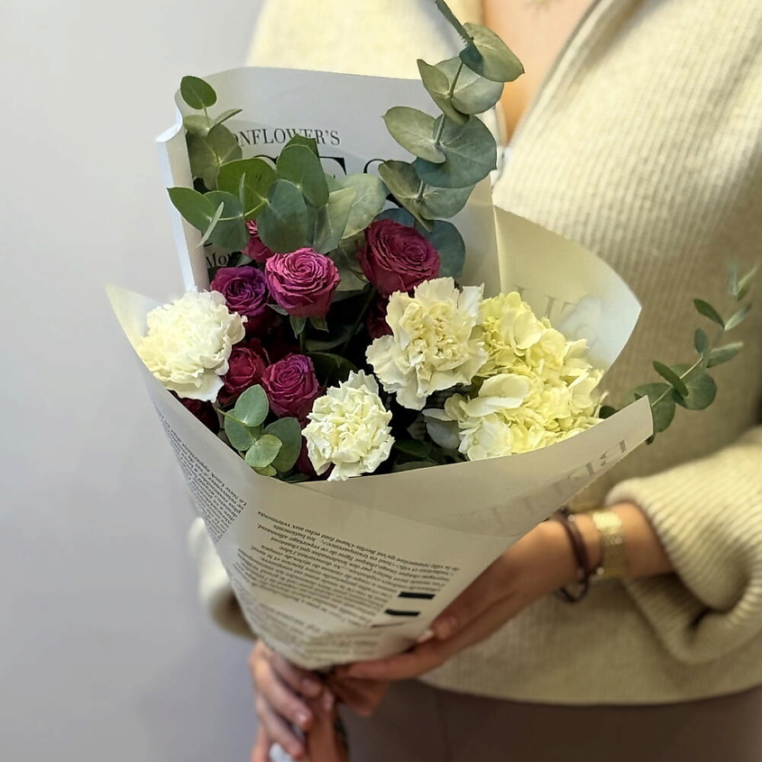 Изображение товара Букет из кустовых роз, гортензии и диантусов от Chalet Green 1 шт.