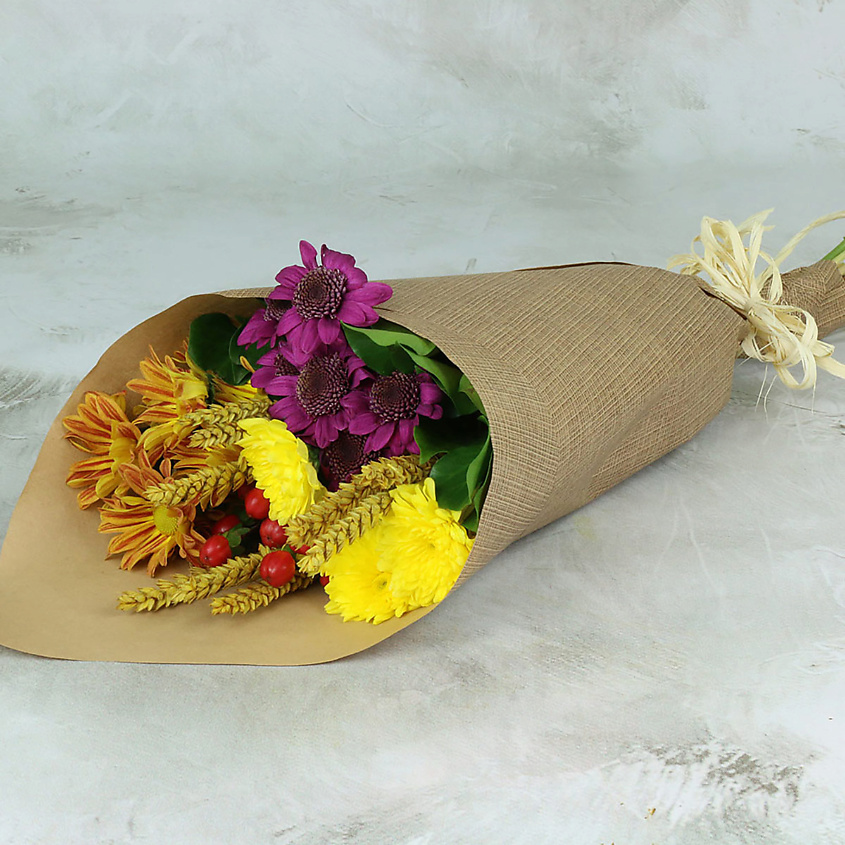 Изображение товара Букет из кустовой хризантемы и гиперикума в крафте 1 шт. эффектное украшение и подарок