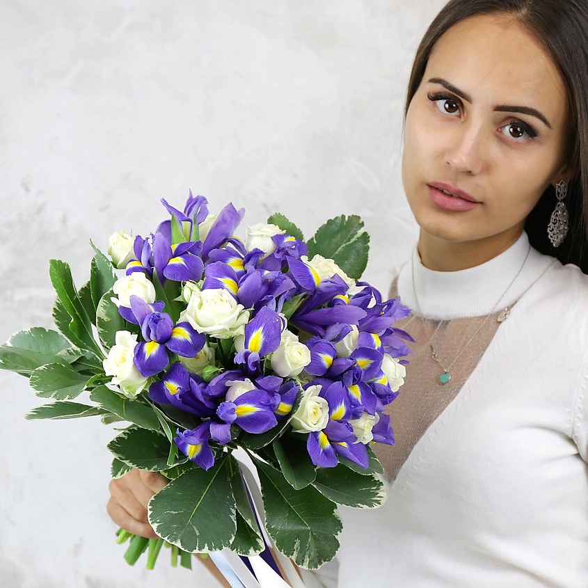 Изображение товара БУКЕТ МАРКЕТ ДАРИТЕ С УДОВОЛЬСТВИЕМ Букет из ирисов, кустовых роз и питоспорума, 1 шт.