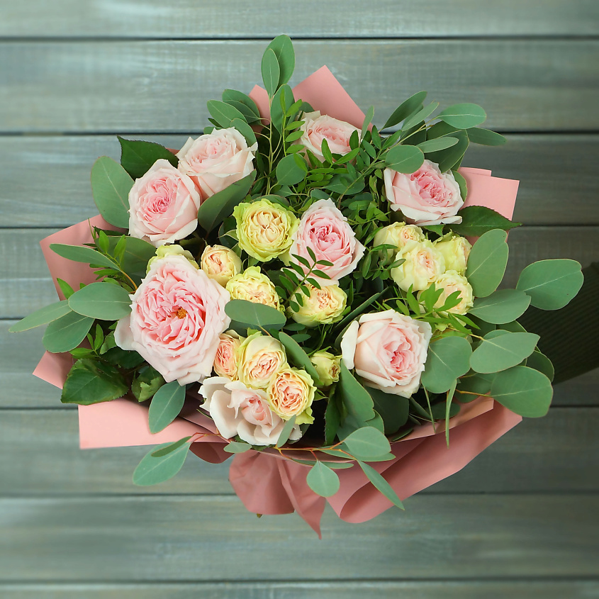 Изображение товара Нежный букет из пионовидных роз и эвкалипта от Букет Маркет