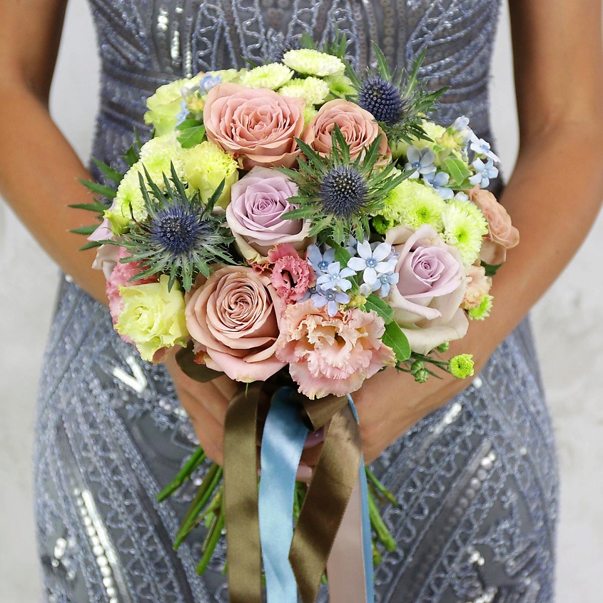 Изображение товара Букет из роз и хризантем в подарочной упаковке