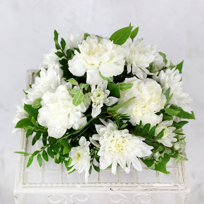 Изображение товара Букет МАРКЕТ ДАРИТЕ С УДОВОЛЬСТВИЕМ из гвоздик и хризантем