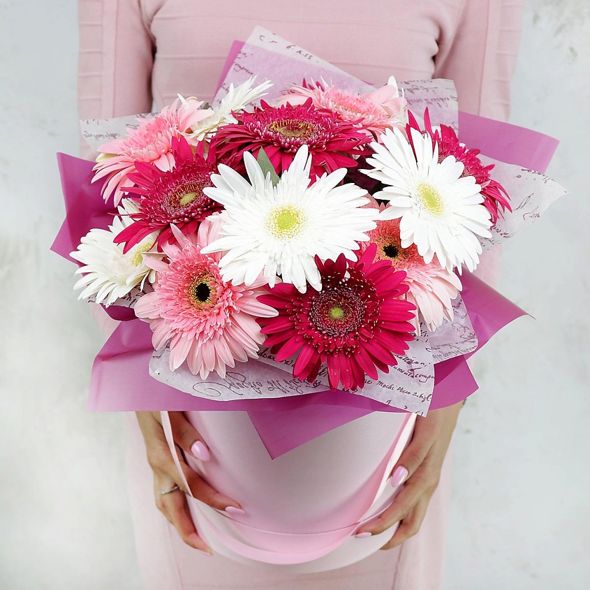 Изображение товара БУКЕТ МАРКЕТ ДАРИТЕ С УДОВОЛЬСТВИЕМ Композиция из гербер в шляпной коробке, 1 шт.
