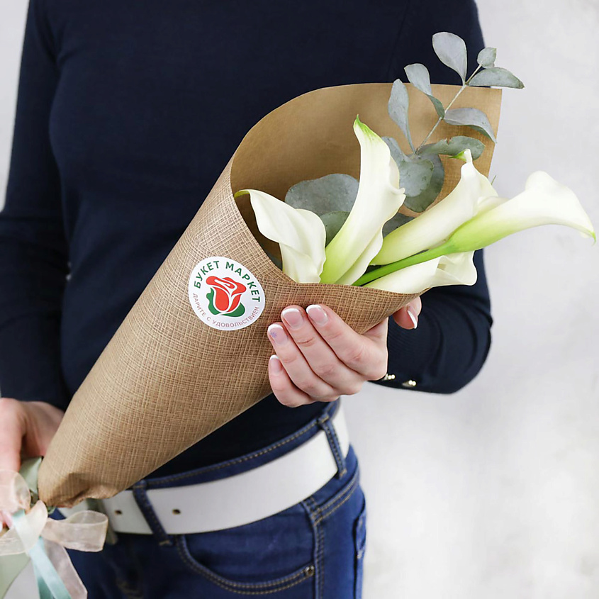 Изображение товара БУКЕТ МАРКЕТ ДАРИТЕ С УДОВОЛЬСТВИЕМ Букет из калл и эвкалипта в крафте, 1 шт.
