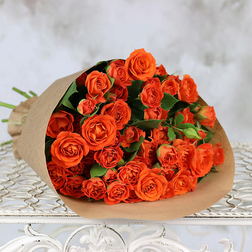Изображение товара Букет из 15 оранжевых кустовых роз в крафте 60 см. для особых случаев