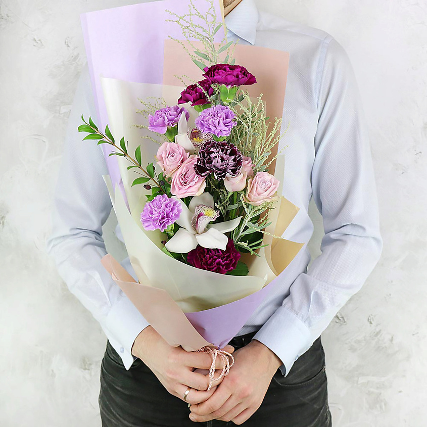 Изображение товара Элегантный букет из гвоздик орхидей и роз с мимозой 5494 рублей