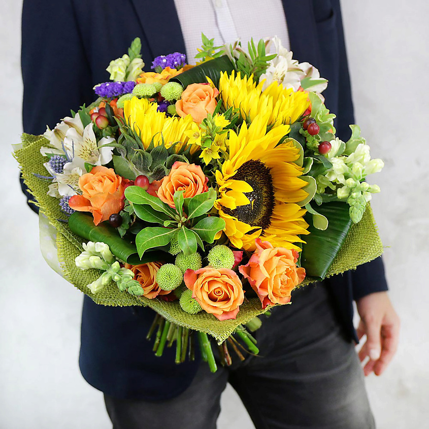 Изображение товара Букет из подсолнухов, альстромерий и хризантем в подарочной упаковке