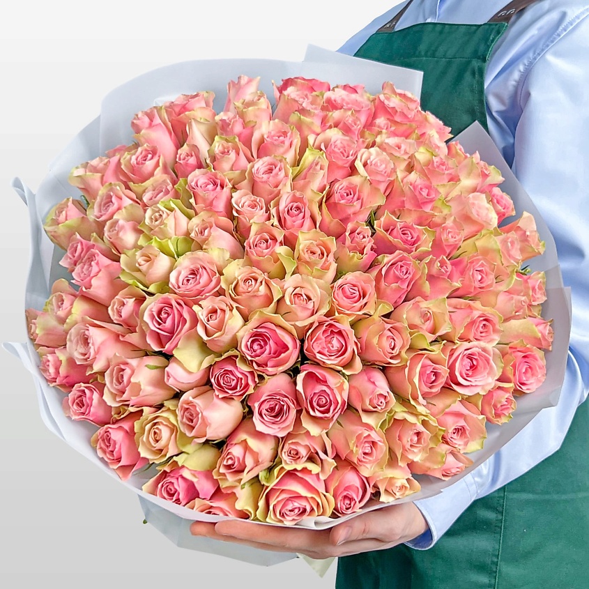 Изображение товара Букет из 61 розовой розы Кения 60 см Шелковые Объятия с атласной лентой