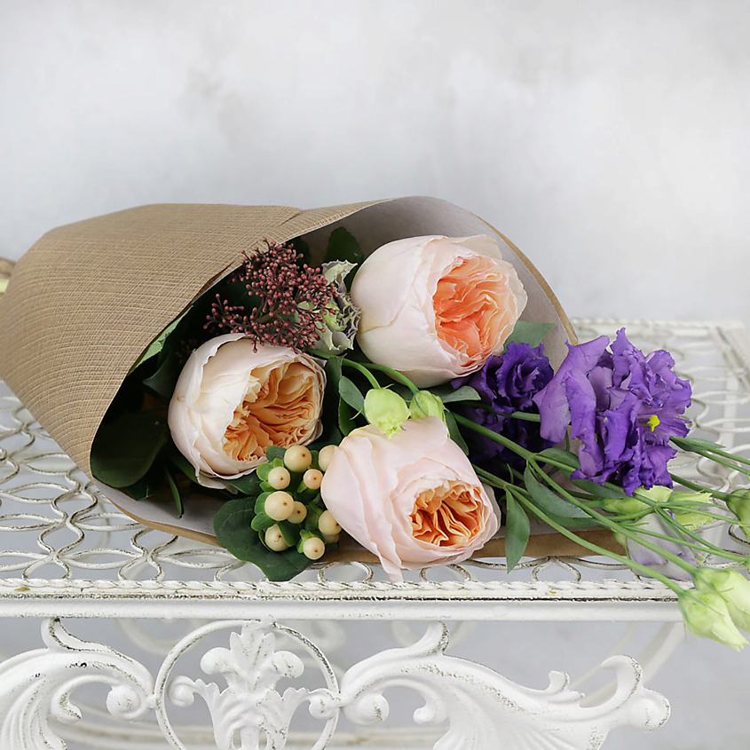 Изображение товара Букет из пионовидных роз гиперикума и лизиантуса в крафте