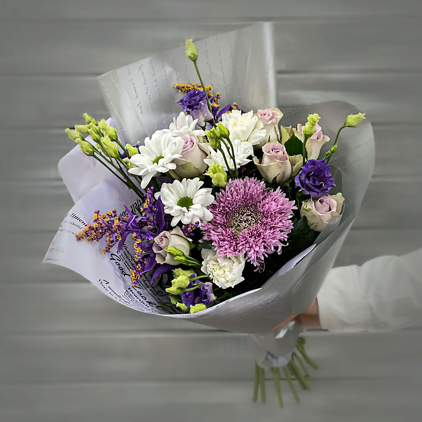Изображение товара Букет из хризантем, лизиантусов и сиреневых роз - свежесть и стиль