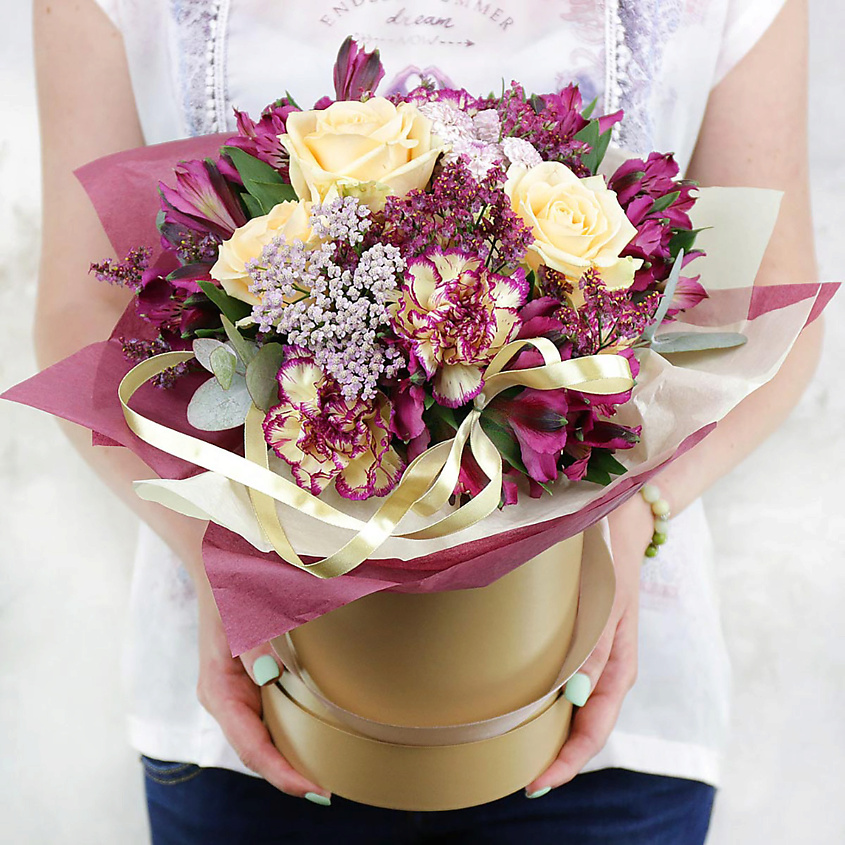 Изображение товара БУКЕТ МАРКЕТ ДАРИТЕ С УДОВОЛЬСТВИЕМ Композиция из роз, гвоздик и альстромерий в шляпной коробке, 1 шт.