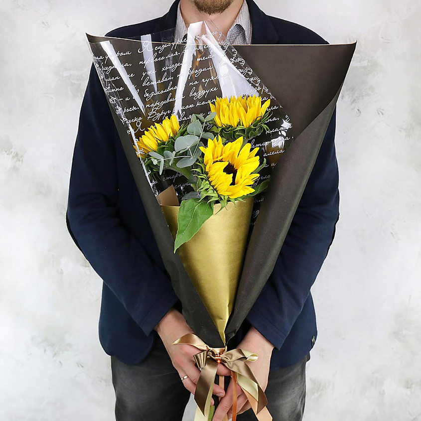 Изображение товара БУКЕТ МАРКЕТ ДАРИТЕ С УДОВОЛЬСТВИЕМ Букет из подсолнухов и листьев эвкалипта в оригинальной упаковке, 1 шт.