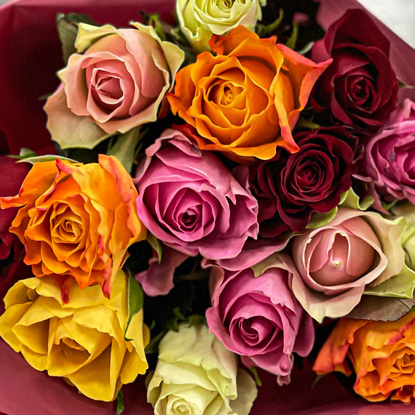 Изображение товара Букет из 33 разноцветных кенийских роз в шляпной коробке для подарка