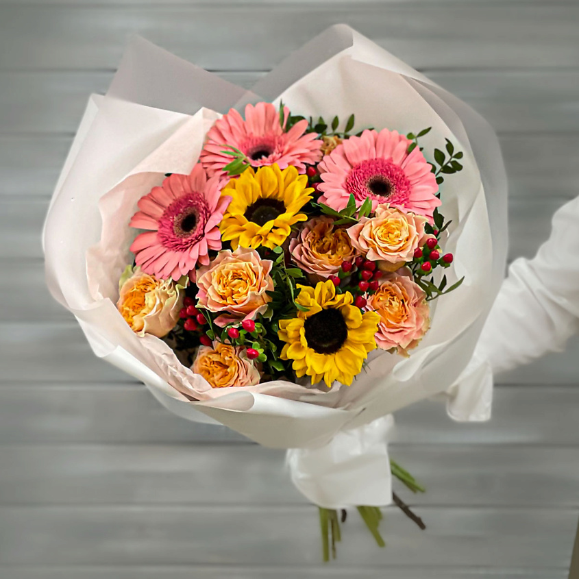 Изображение товара Букет из гербер, подсолнухов и роз 1 шт с уходом и подпиткой