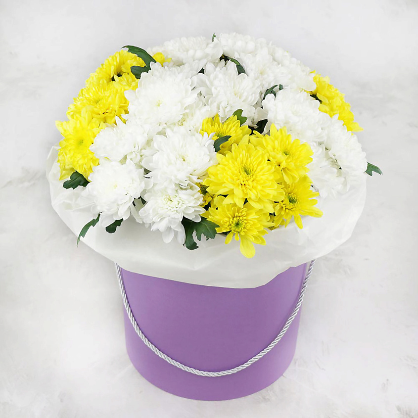 Изображение товара БУКЕТ МАРКЕТ ДАРИТЕ С УДОВОЛЬСТВИЕМ Композиция из кустовых хризантем в шляпной коробке, 1 шт.