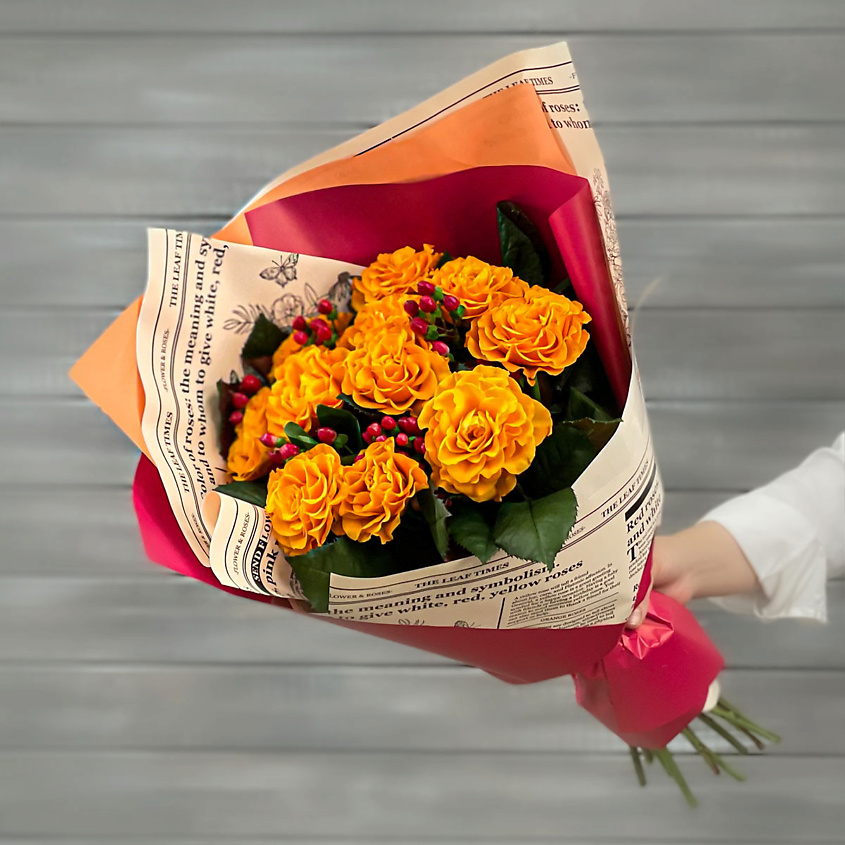 Изображение товара Букет из оранжевых роз и гиперикума от Букет Маркет