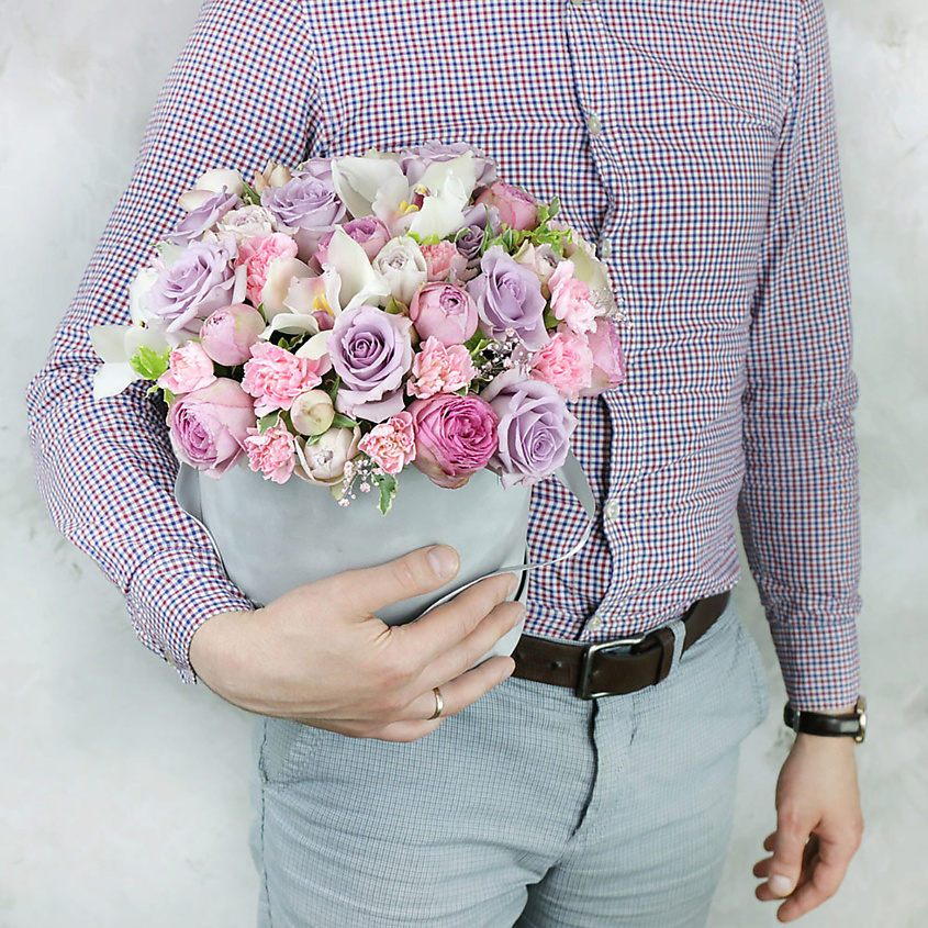 Изображение товара Композиция из пионовидной розы и орхидеи в шляпной коробке от Букет Маркет