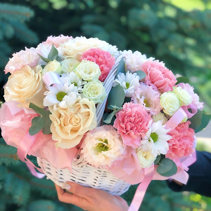 Изображение товара CHALET GREEN Корзина с розами,эустомой,ромашками и кустовыми розами, 1 шт.