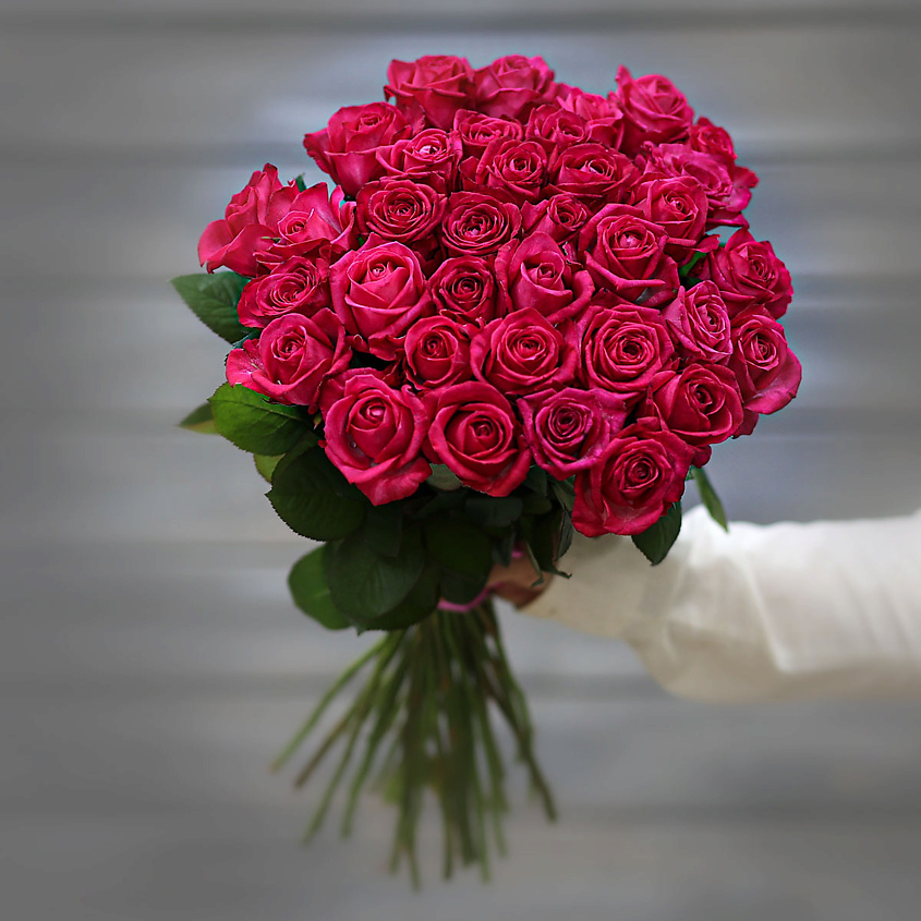 Изображение товара БУКЕТ МАРКЕТ ДАРИТЕ С УДОВОЛЬСТВИЕМ Букет из 35 малиновых роз (Россия) с лентой 60 см, 1 шт.