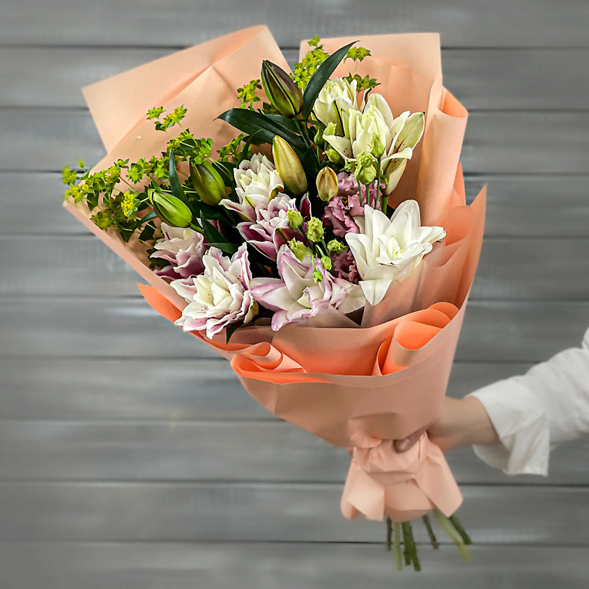 Изображение товара БУКЕТ МАРКЕТ ДАРИТЕ С УДОВОЛЬСТВИЕМ Букет из восточных лилий и лизиантуса, 1 шт.
